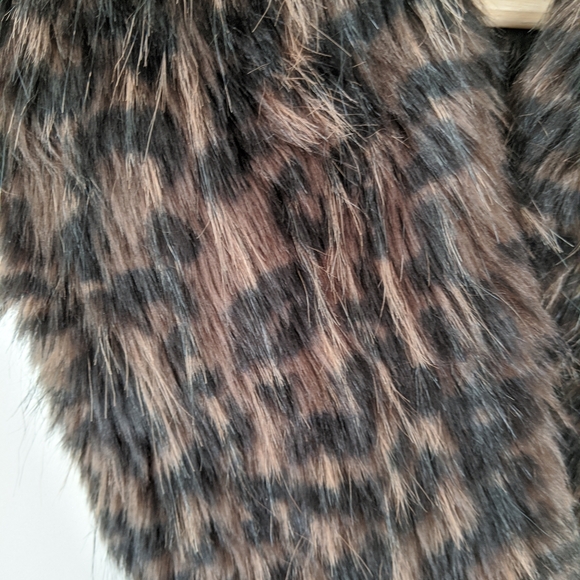 Cozy Faux Fur Wrap - Picture 4 of 4
